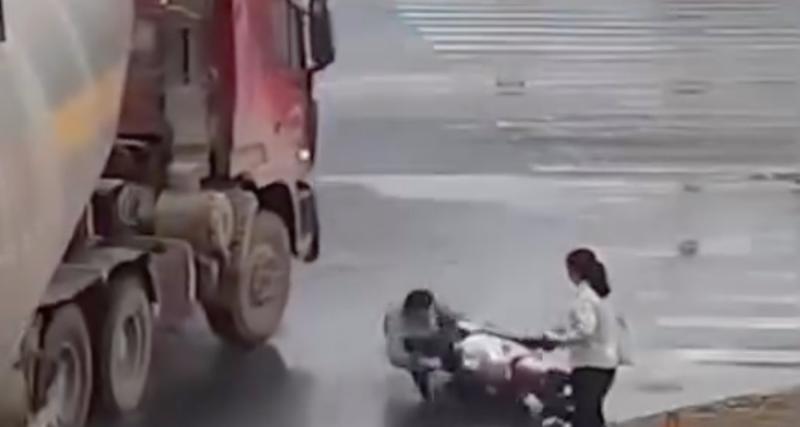  - VIDEO - Ce scootériste glisse et passe sous un camion, il s’en sort miraculeusement bien !