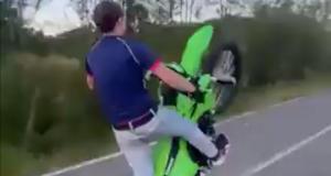 VIDEO - À force de frimer sur son motocross, il disparaît dans les buissons