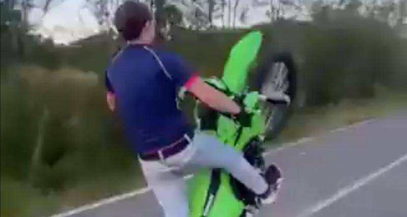  - VIDEO - À force de frimer sur son motocross, il disparaît dans les buissons