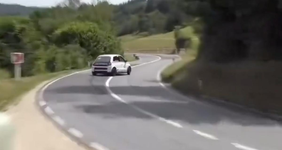 VIDEO - À fond sur une route de campagne, cette Twingo manque de perdre le contrôle, son rattrapage va vous scotcher !