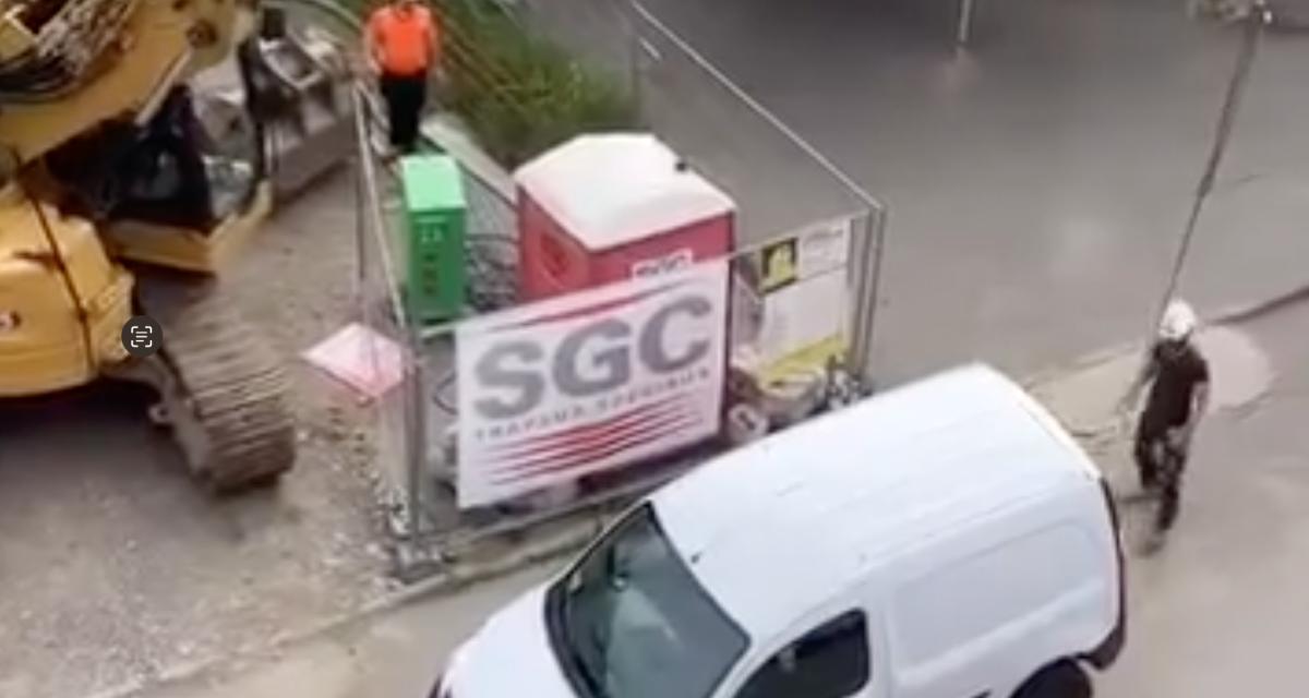 VIDEO - Ce camionnette gêne devant la sortie d'un chantier, le problème est vite réglé