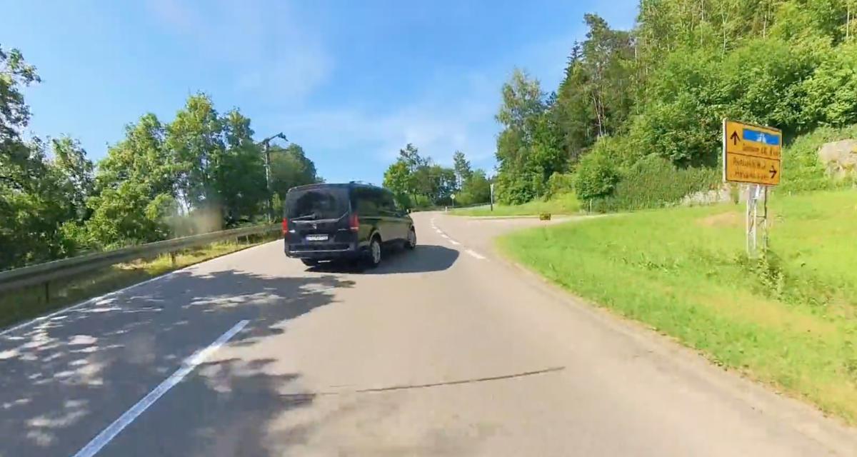 VIDEO - Cet automobiliste a une façon bien à lui de tourner, sans clignotant bien sûr !