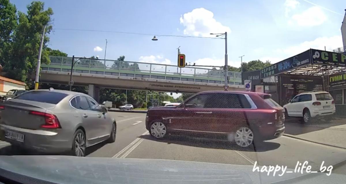 VIDEO - Ce SUV manoeuvre un peu trop tranquillement au milieu de la route, il cause un accident stupide...