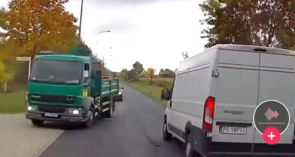 VIDEO - Le conducteur de cette fourgonnette refuse d'être dépassé, il n'hésite pas à prendre de très gros risques