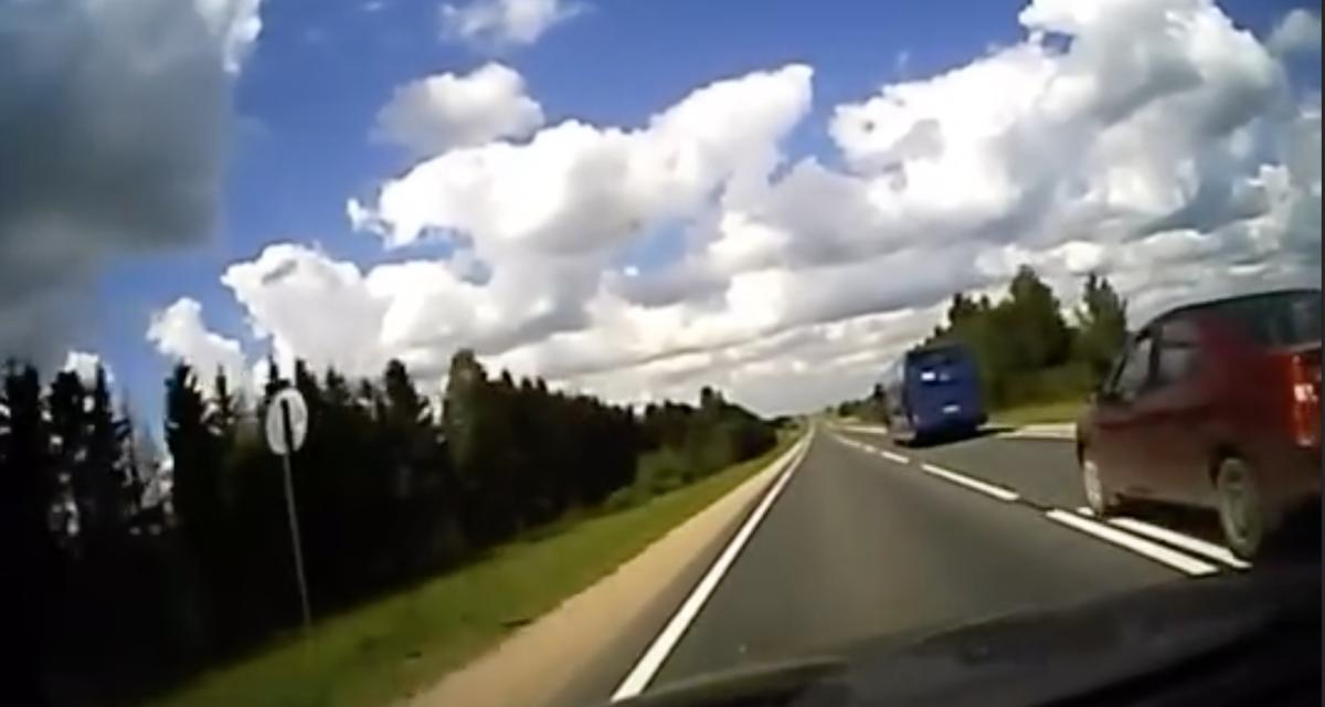 VIDEO - Ces deux automobilistes ne sont pas coordonnés dans leur dépassement, ils finissent tous les deux dans le décor !