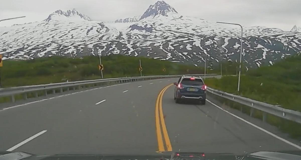VIDEO - Cet automobiliste s'arrête au milieu d'un virage, difficile de faire plus dangereux...