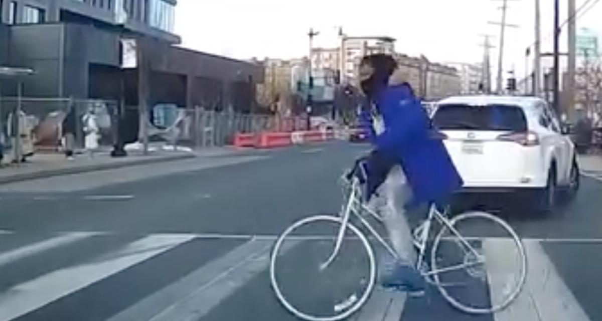 VIDEO - Ce cycliste traverse la route un peu trop vite, il frôle la correctionnelle !