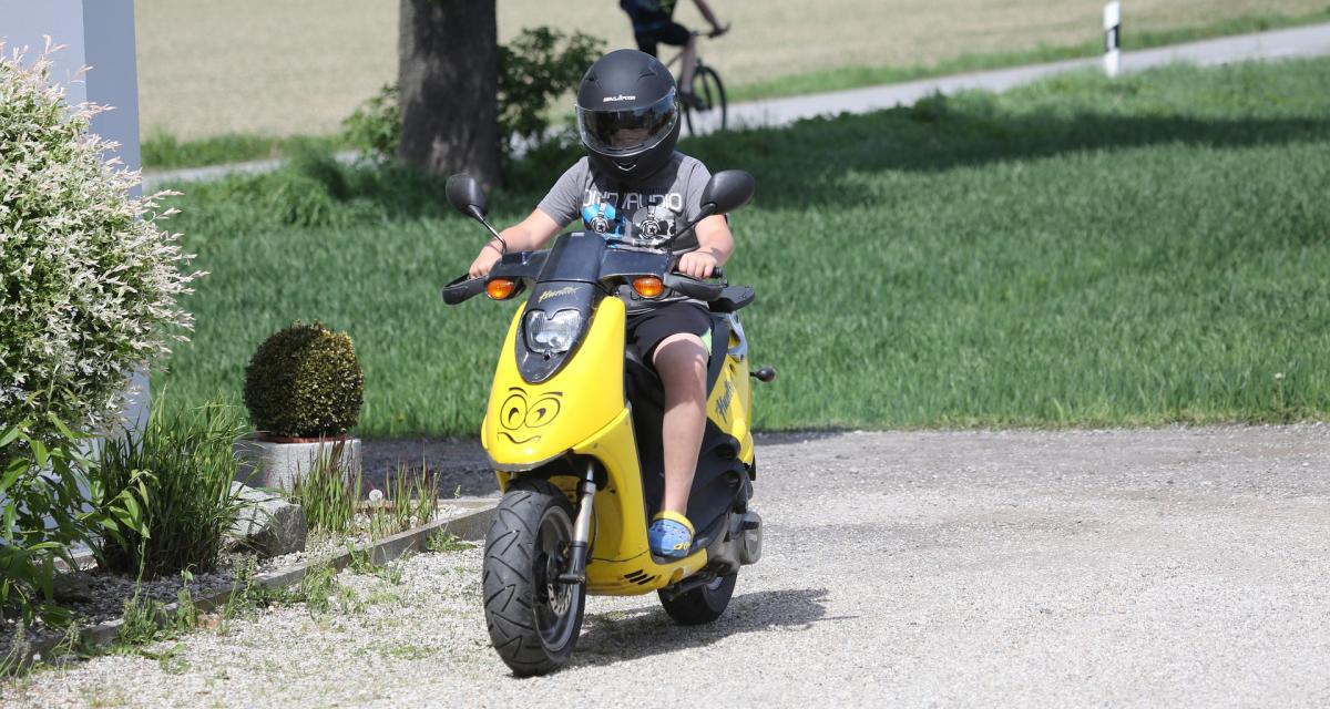 Il fonce au guidon de son scooter, les gendarmes stoppent cet usager en excès de vitesse