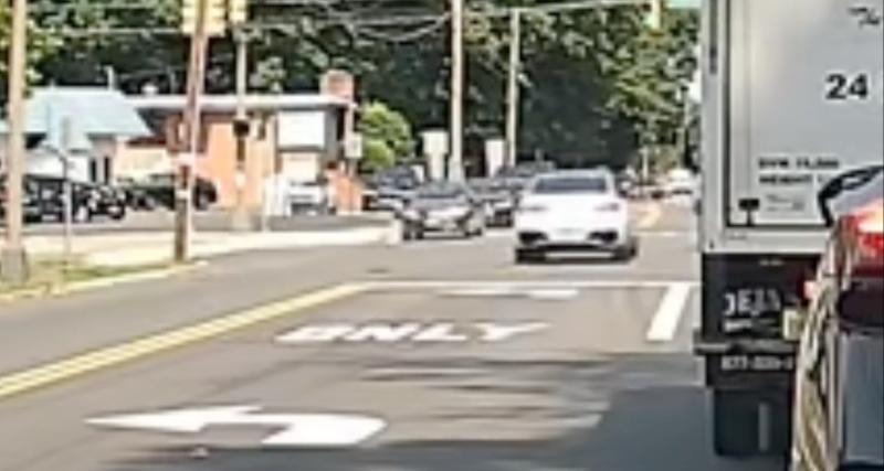  - VIDEO - Le conducteur de cette BMW grille un feu rouge, pas de chance, la police a tout vu