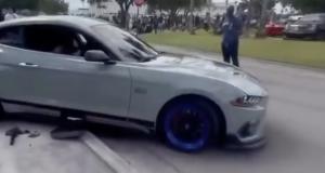 VIDEO - Cette Mustang perd le contrôle au milieu des spectateurs, grosse frayeur pour tout le monde