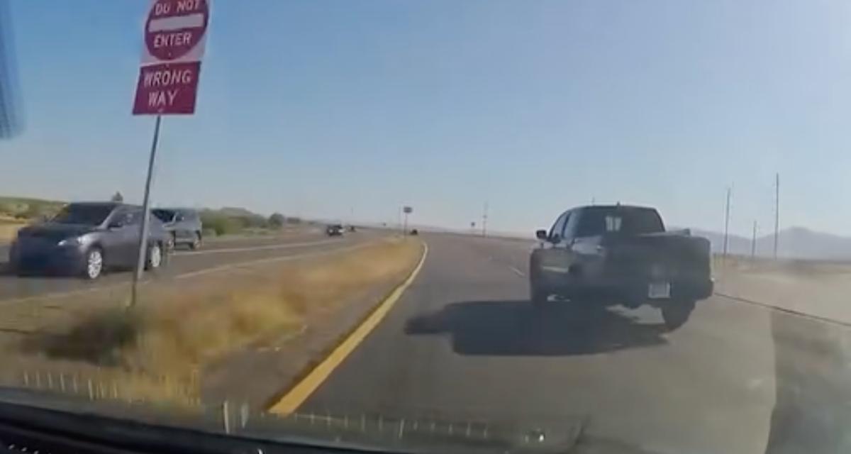 VIDEO - Un pick-up lui coupe la route alors qu'il roule à pleine allure, l'accident ne peut être évité