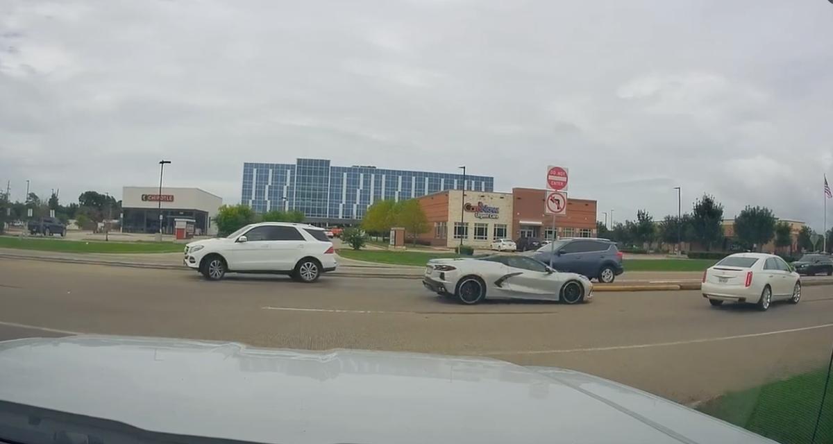 VIDEO - Cette Cadillac s'insère un peu trop tranquillement sur l'axe principal, c'est une Corvette C8 qui en fait les frais