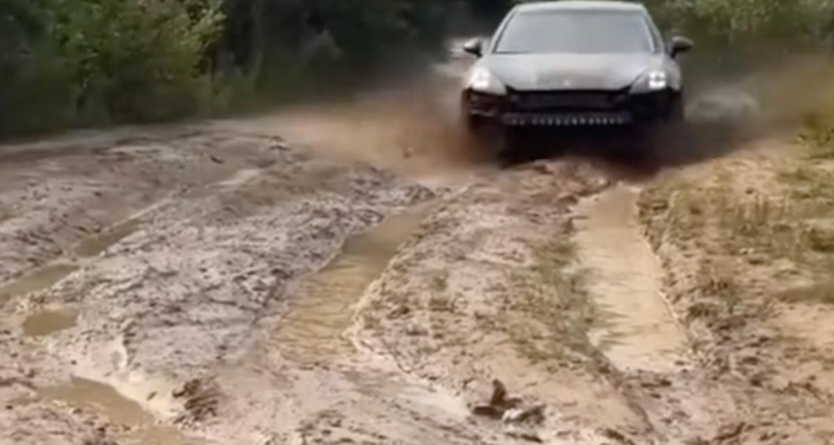 VIDEO - Le conducteur de cette Porsche Panamera s'amuse en hors-piste, son bolide en paie les conséquences