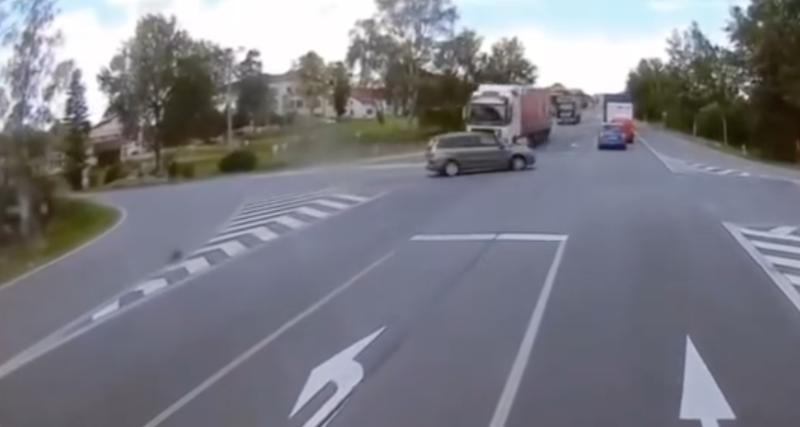  - VIDEO - Cet automobiliste s’insère malgré l’arrivée d’un poids lourd, il frôle la correctionnelle