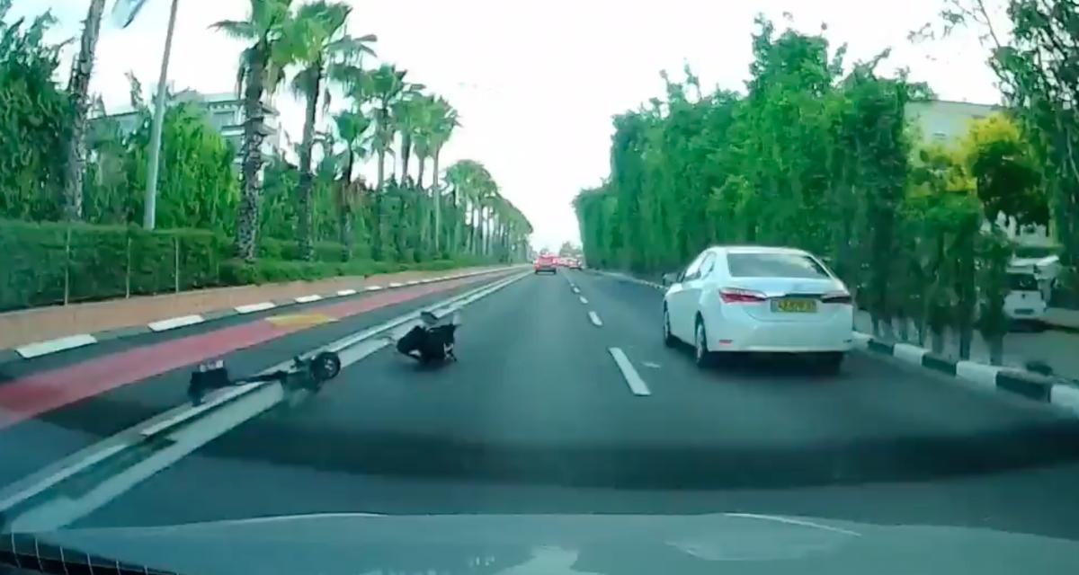 VIDEO - Au beau milieu de la chaussée, sur sa trottinette électrique, il s'offre une chute spectaculaire !