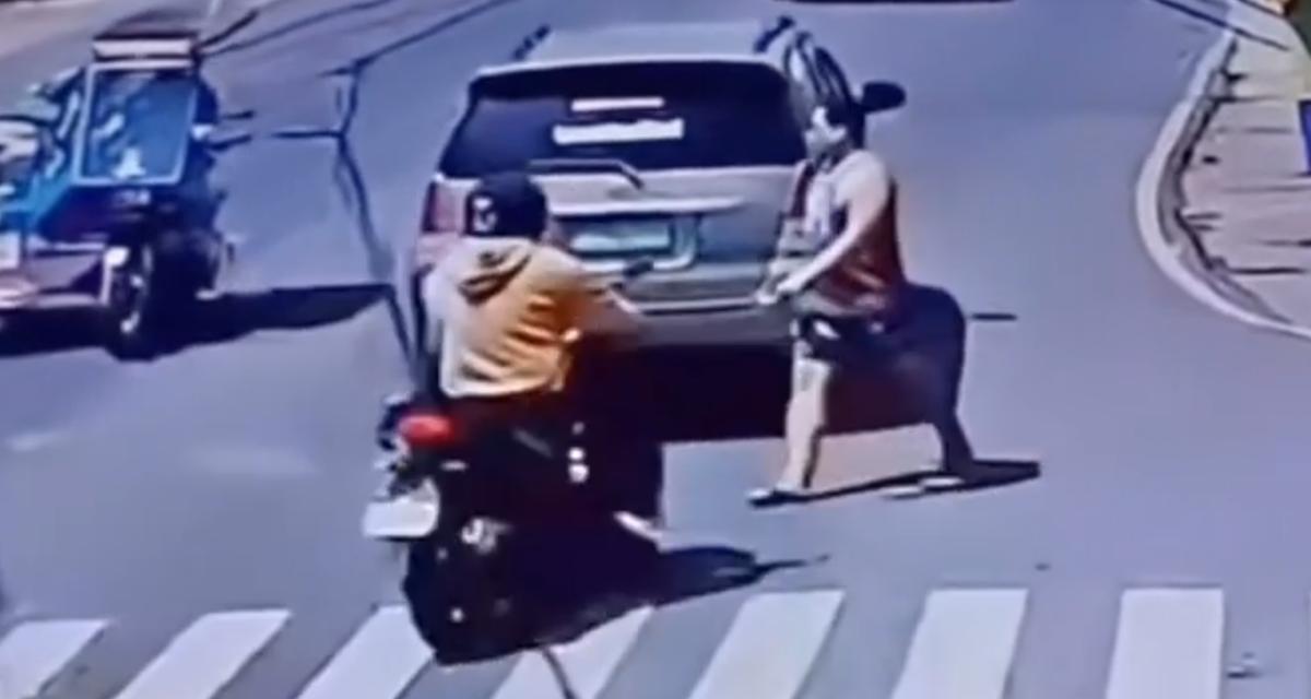 VIDEO - Ce piéton oublie de regarder avant de traverser, c'est un scooter qui en fait les frais