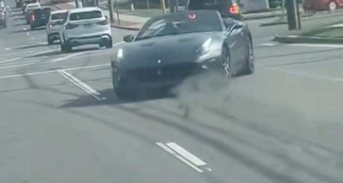 VIDEO - Il oublie le frein à main de sa Ferrari, scène hilarante au milieu d'une intersection !