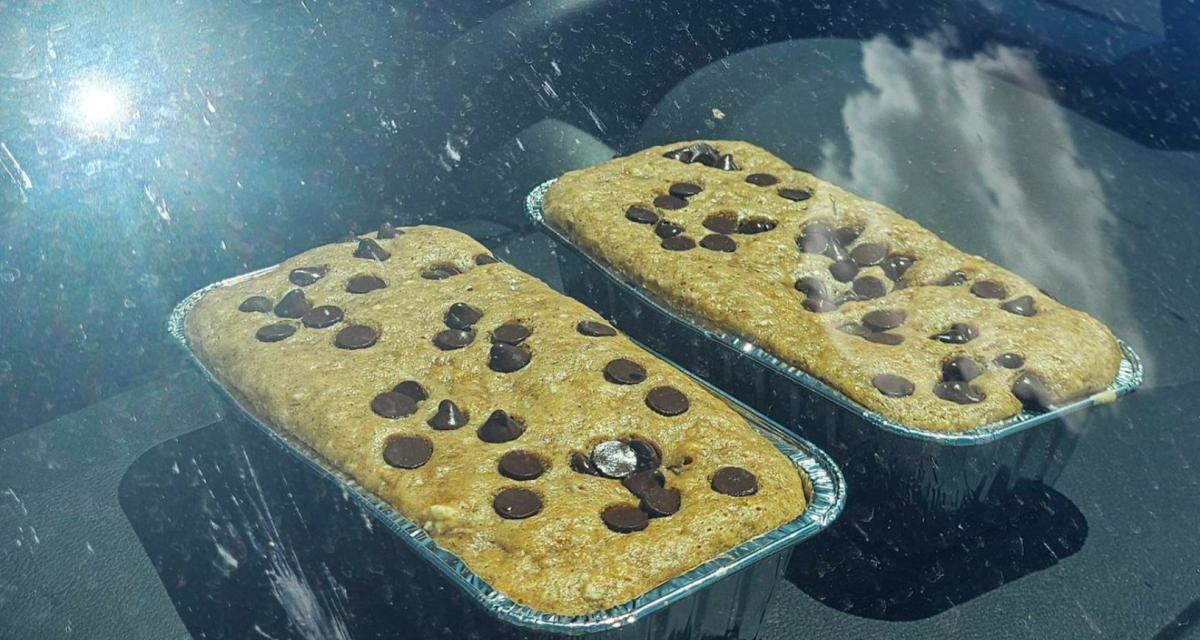 Avec près de 40°C à l'extérieur, ils transforment leur SUV en four pour cuire leur banana bread