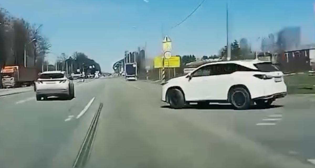 VIDEO - Une voiture sortie de nulle part lui coupe la route, il s'en sort miraculeusement bien !