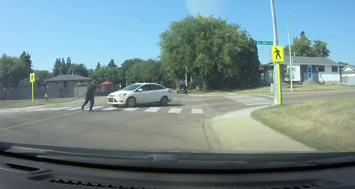 VIDEO - Face à un chauffard beaucoup trop pressé, ce piéton a dû faire preuve de grands réflexes