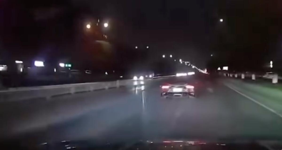 VIDEO - À pleine allure sur la voie rapide, cette Lambo' tombe sur un dos d'âne, les choses ne se passent pas comme prévu