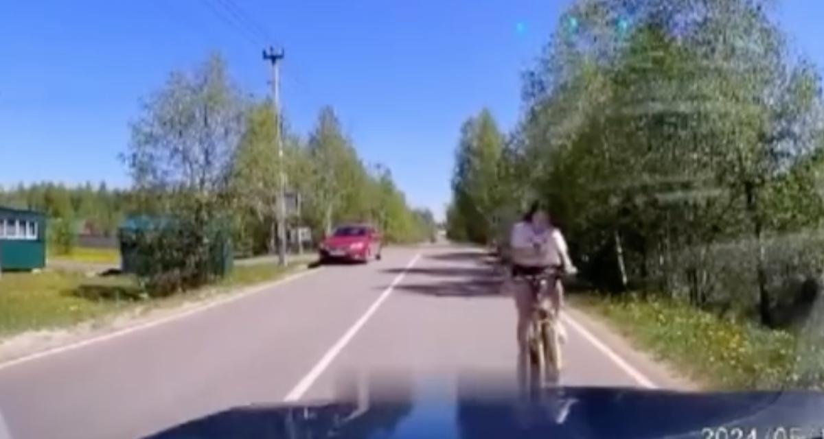 VIDEO - Les yeux rivés sur son téléphone, cette cycliste s'empale bêtement sur une voiture