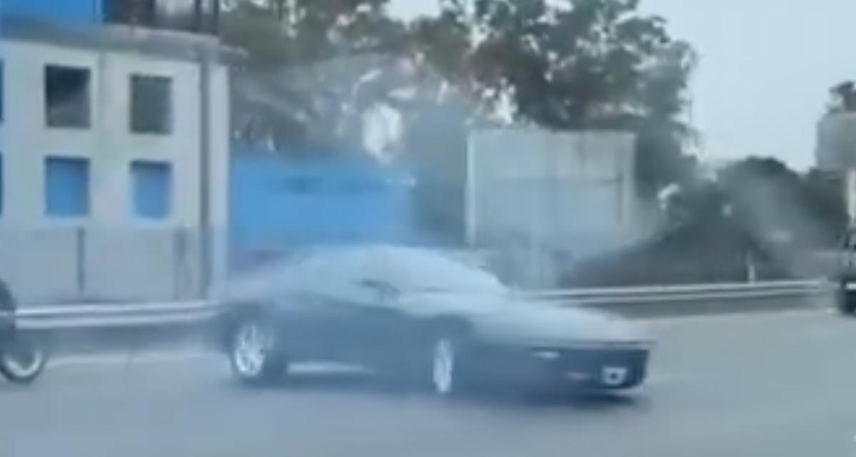 VIDEO - Cette Ferrari perd le contrôle au beau milieu du trafic, elle s'en sort miraculeusement sans la moindre égratignure