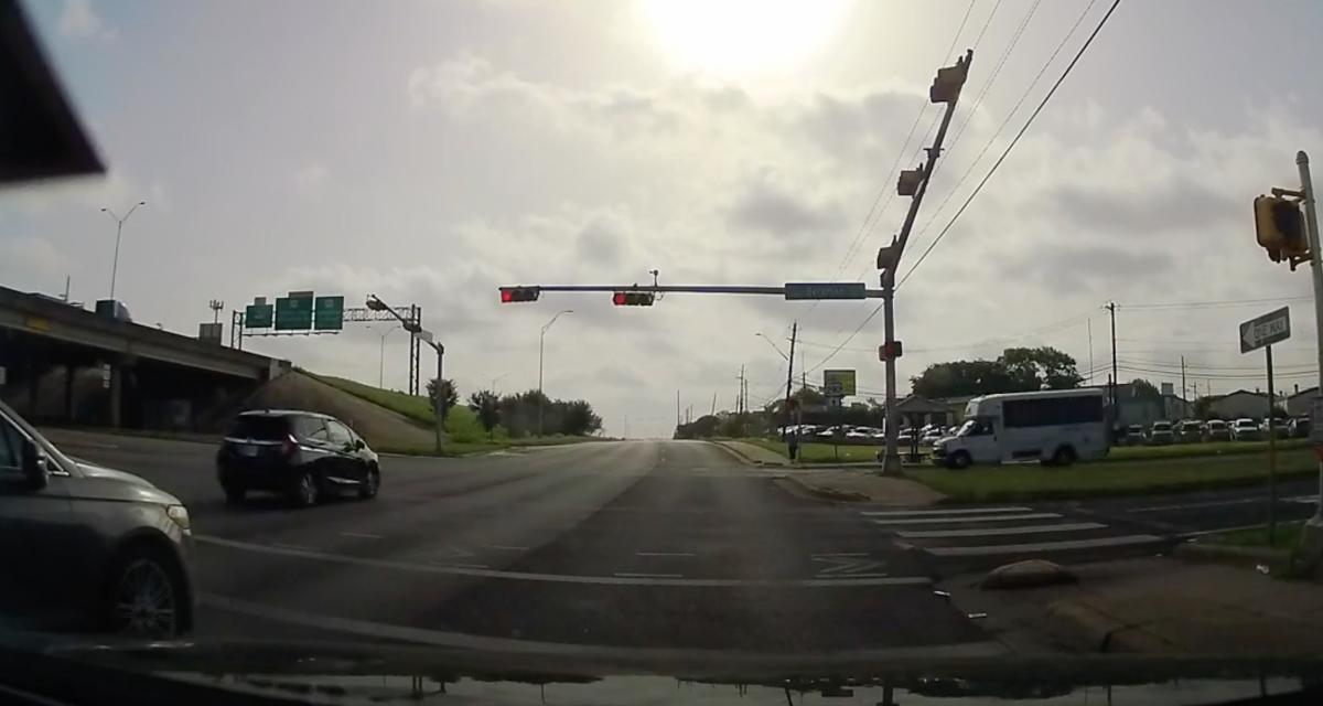 VIDEO - Ce champion attend que la police soit passée pour griller le feu rouge, l'accident est évité de peu...