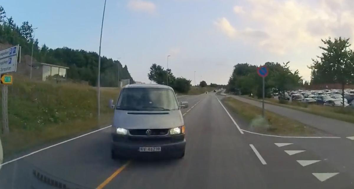 VIDEO - Le conducteur de cette fourgonnette oublie de regarder devant lui avant de tourner, l'accident est évité de peu