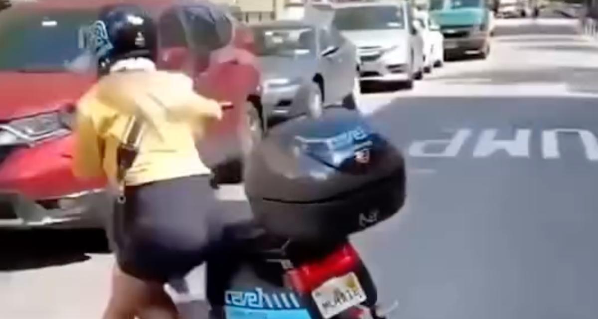 VIDEO - Ce jeune femme tente de frimer en scooter, le résultat est catastrophique