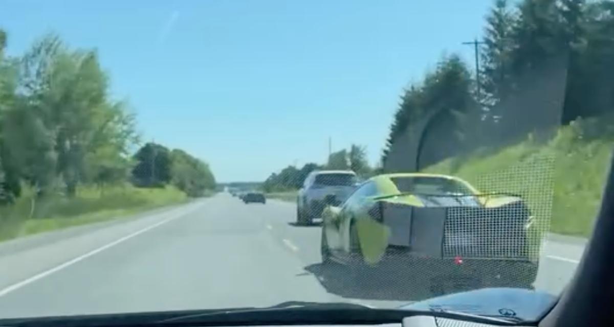 VIDEO - Le conducteur de cette McLaren oublie de regarder dans son rétroviseur, quelle drôle d'idée