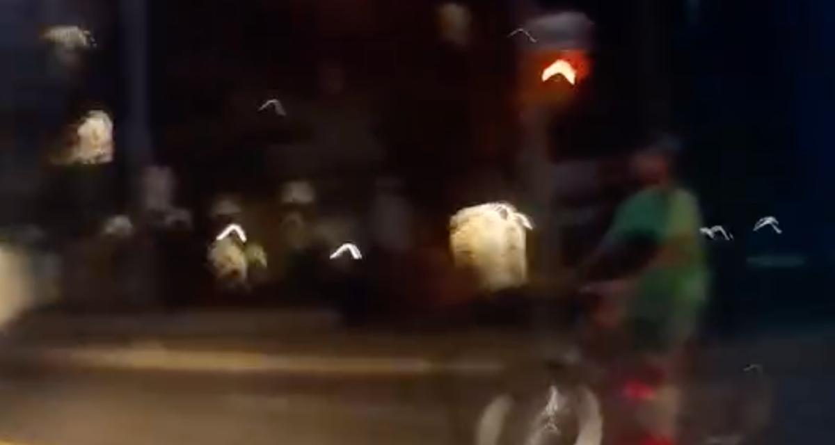 VIDEO - Ce cycliste joue avec le feu au milieu d'une intersection, il s'en sort très bien