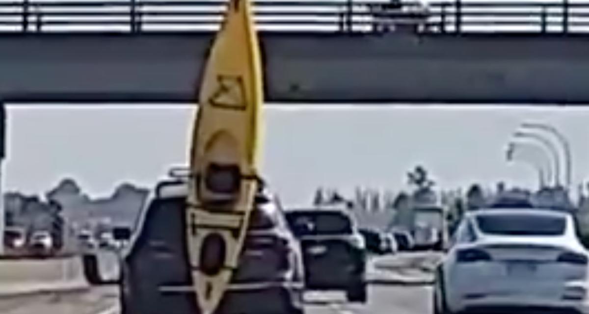 VIDEO - Cet automobiliste a une technique très particulière pour transporter son kayak...