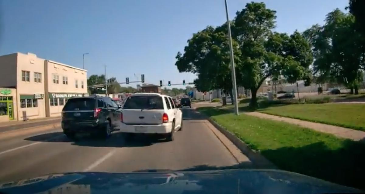 VIDEO - Très pressé de faire ses courses, ce fou du volant n'hésite pas à slalomer entre tout le monde à très vive allure