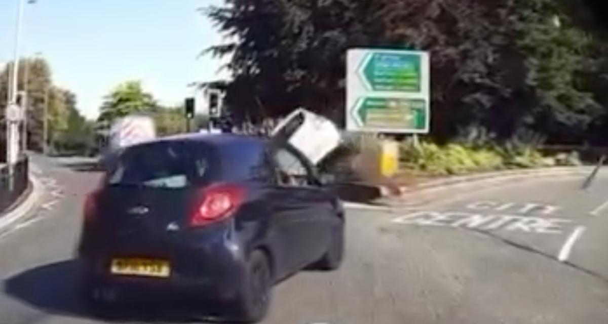 VIDEO - Mésentente dans le rond-point, l'un des automobilistes finit carrément sur le toit !