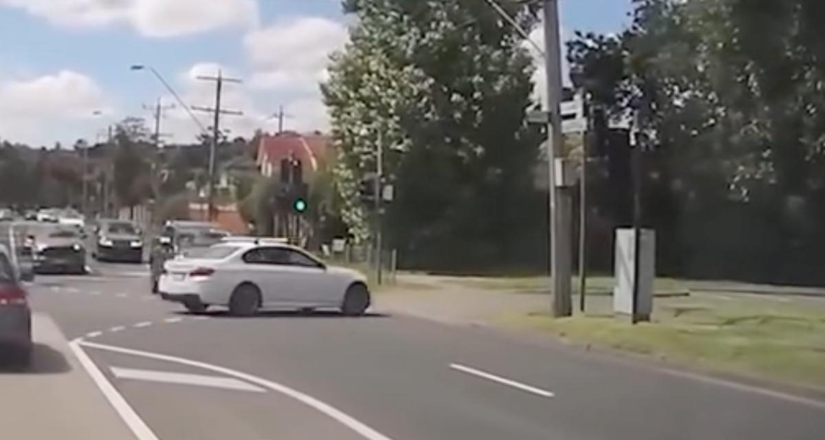 VIDEO - Cette berline tourne sans prévenir dans une intersection, elle le regrette instantanément