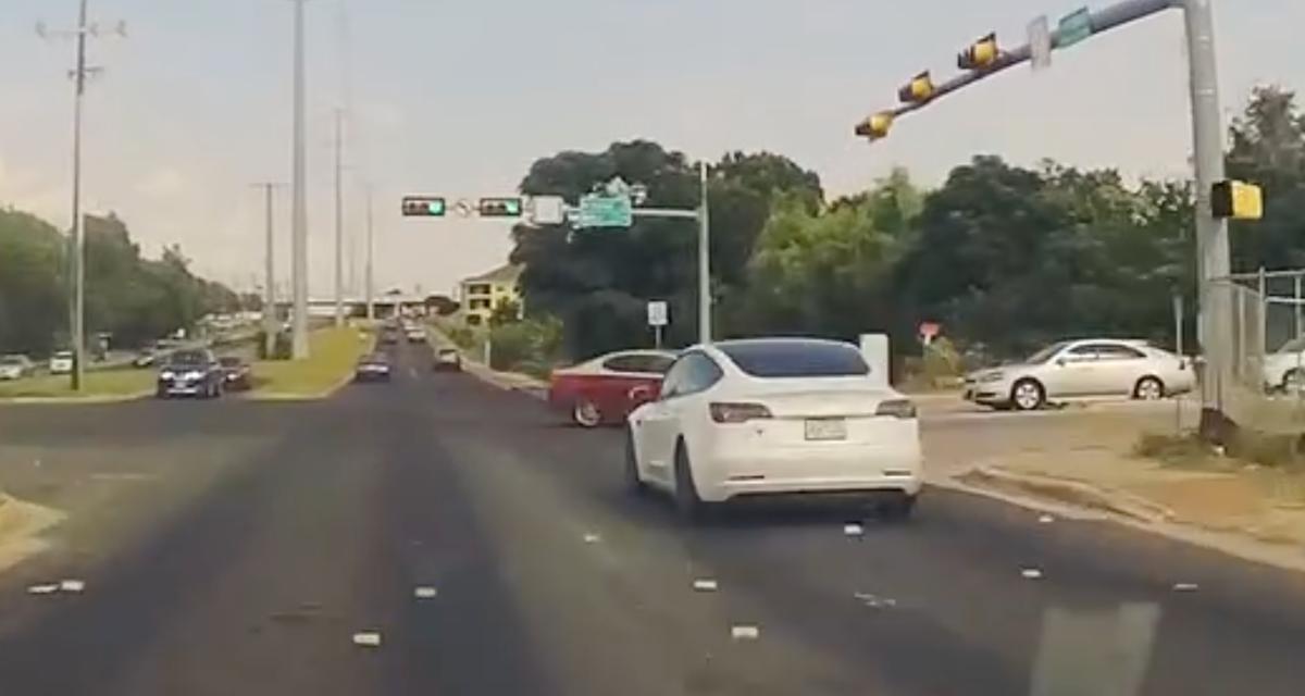 VIDEO - Un chauffard grille la priorité dans une intersection, cette Tesla prend tous les risques pour lui faire peur