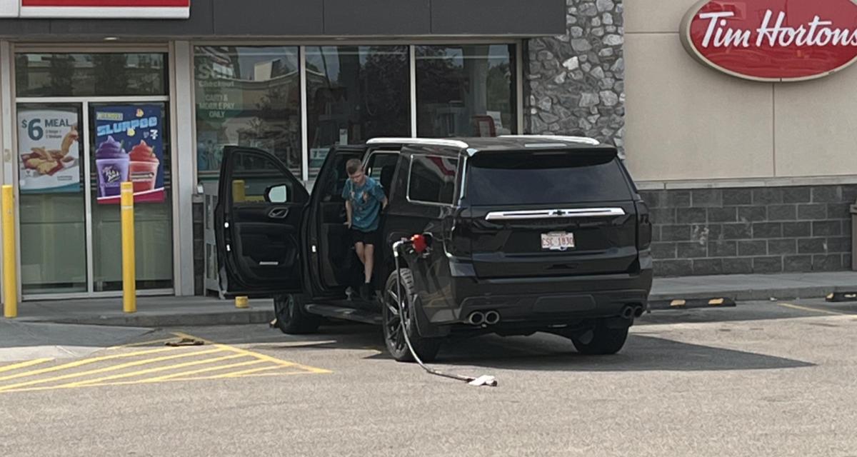 Un peu tête en l'air, monsieur a visiblement oublié quelque chose en quittant la station-service