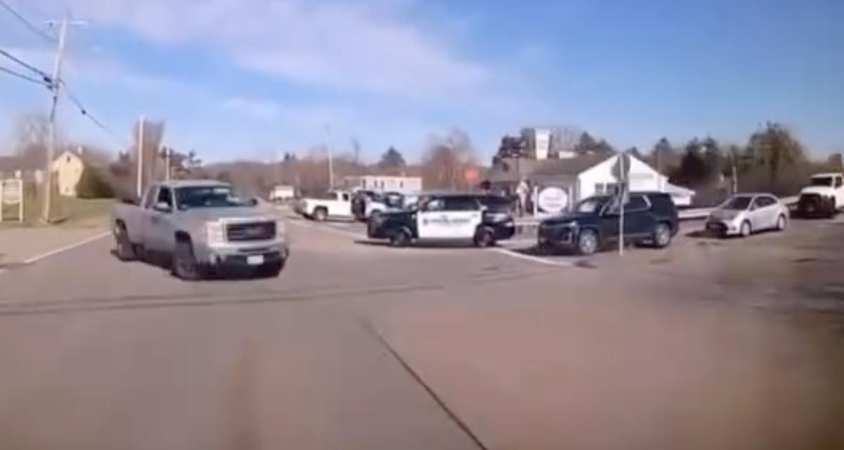 VIDEO - Un pick-up lui coupe bêtement la route, la police était aux premières loges