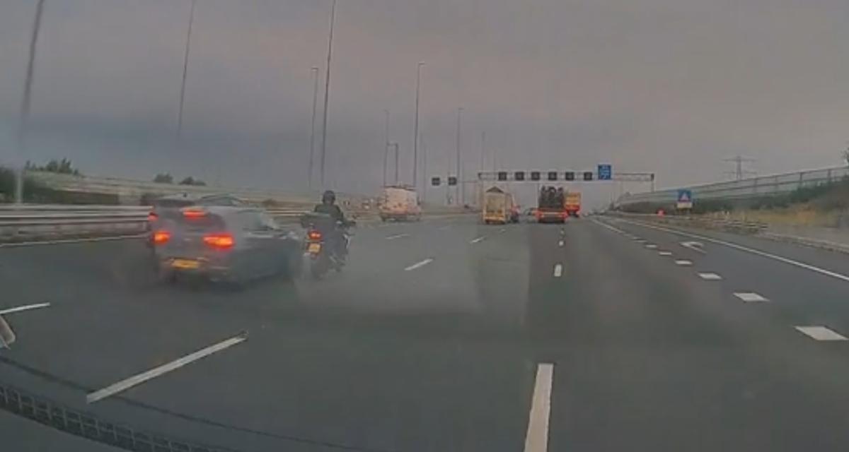 VIDEO - Lancé à toute allure dans le trafic, il manque de faucher un deux-roues au passage