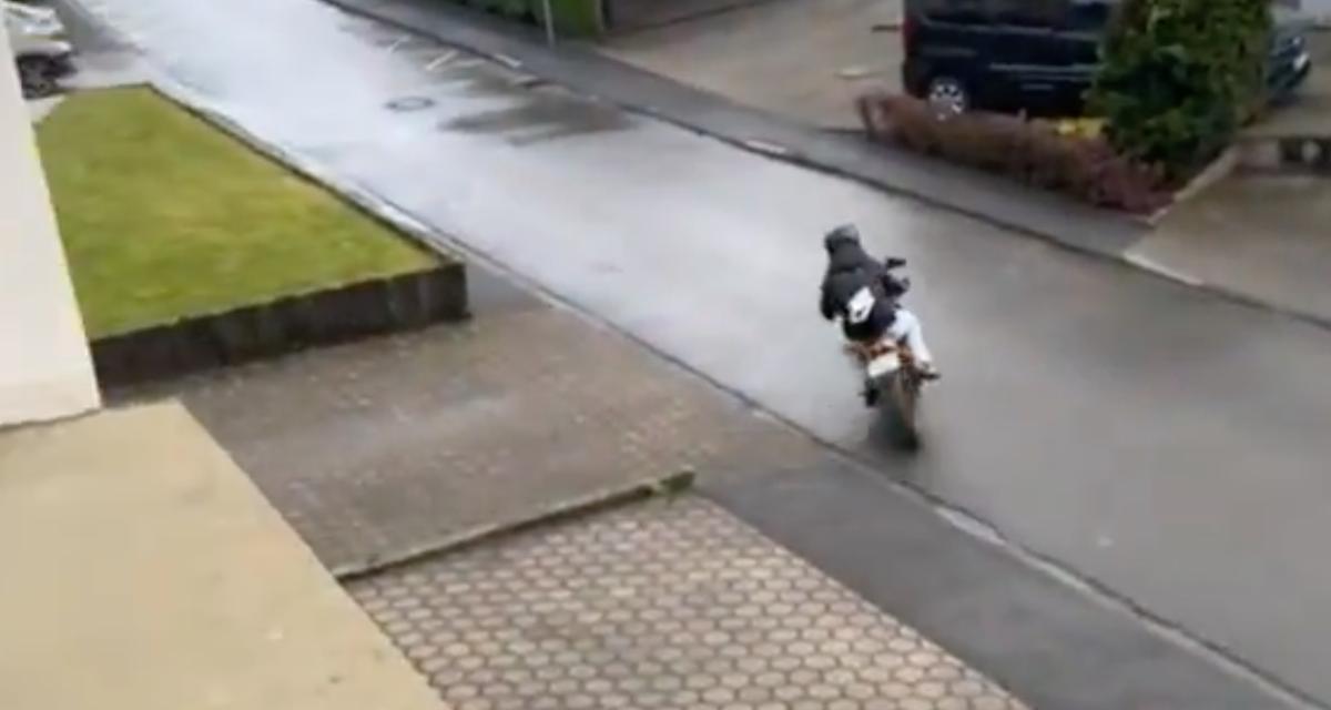 VIDEO - Ce motard part au quart de tour de chez lui, sa copine assiste en direct à sa chute