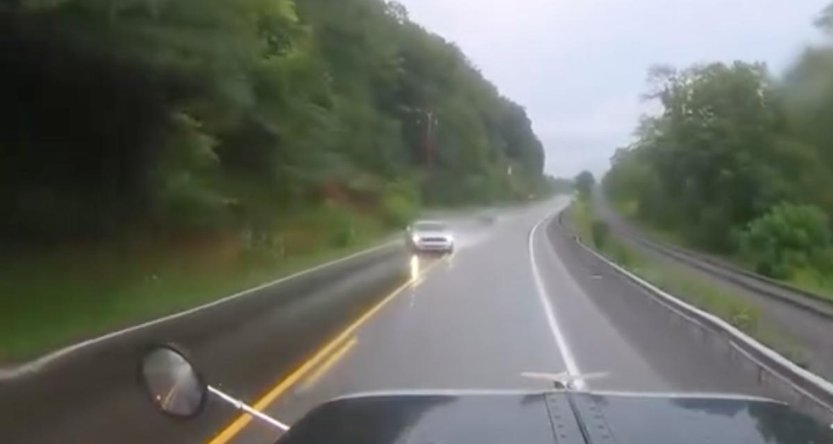 VIDEO - Le conducteur de cette Mustang arrive trop vite sur une chaussée détrempée, il ne parvient pas à garder le contrôle