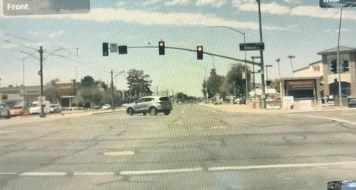 VIDEO - Cette automobiliste arrive trop vite dans une intersection, elle termine par un tonneau