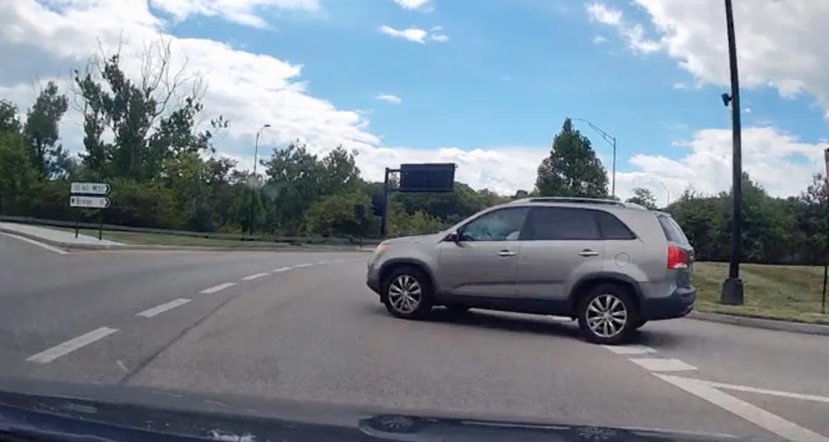 VIDEO - Ce SUV grille la priorité dans un rond-point, son réflexe est juste de s'arrêter !