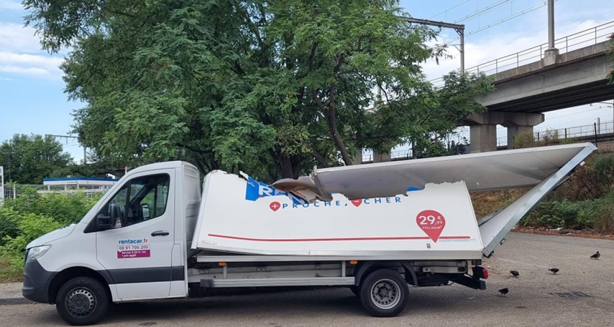 Quand un camion loué rencontre un pont trop bas, les gendarmes ironisent gentiment