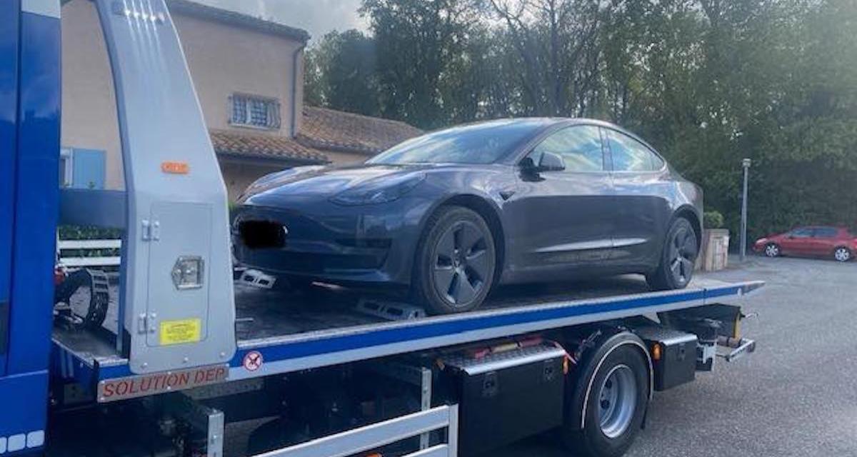 Un automobiliste au volant d'une Tesla en excès de vitesse, il roulait sur une petite route