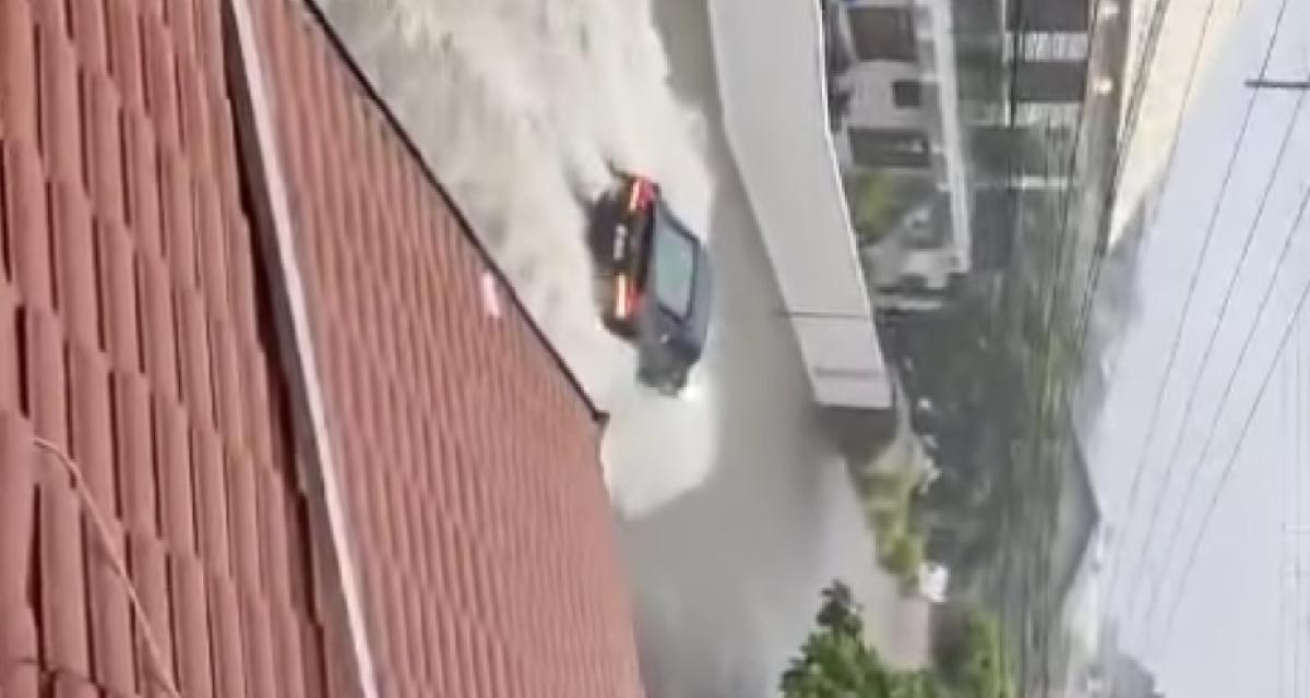 Vidéo - Il prend son Audi R8 pour un sous-marin et tente de rouler sur une route inondée