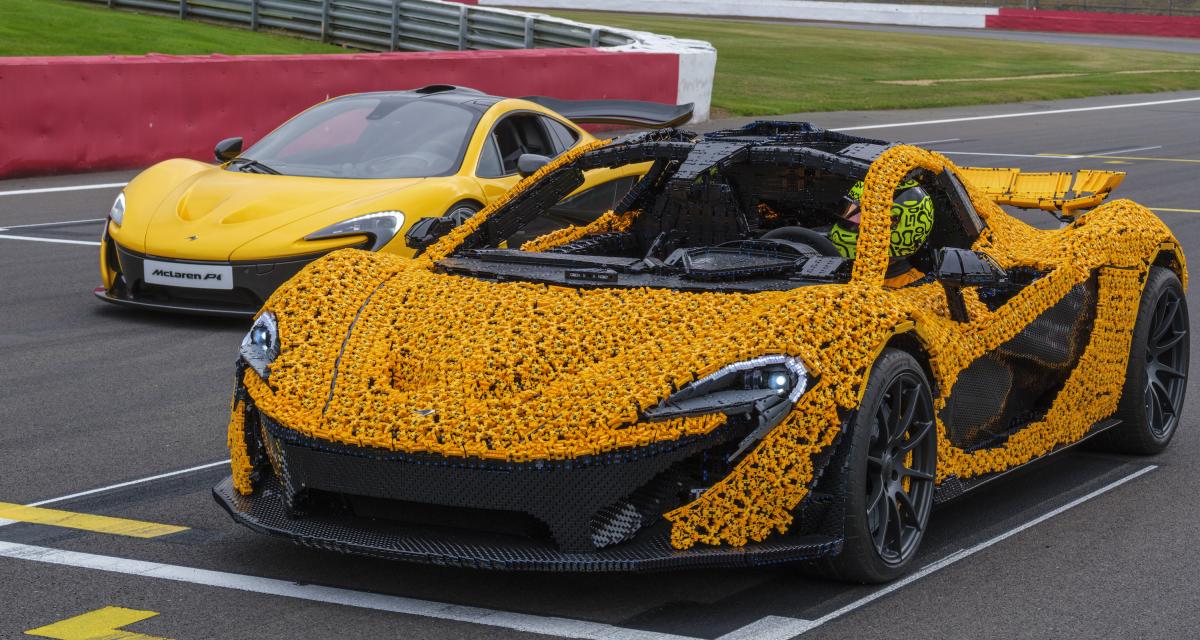 Le pilote de F1 Lando Norris roule à Silverstone dans une McLaren P1 entièrement en Lego