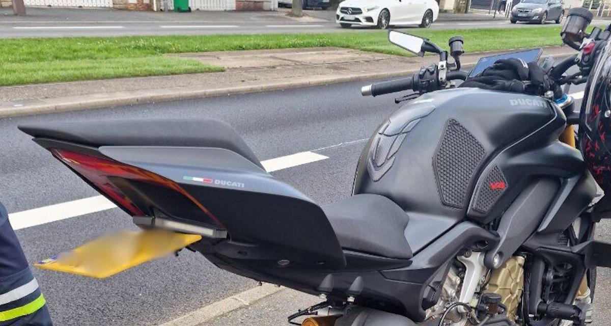 Ce motard trouve une astuce pour cacher sa plaque, ça ne trompe pas les policiers