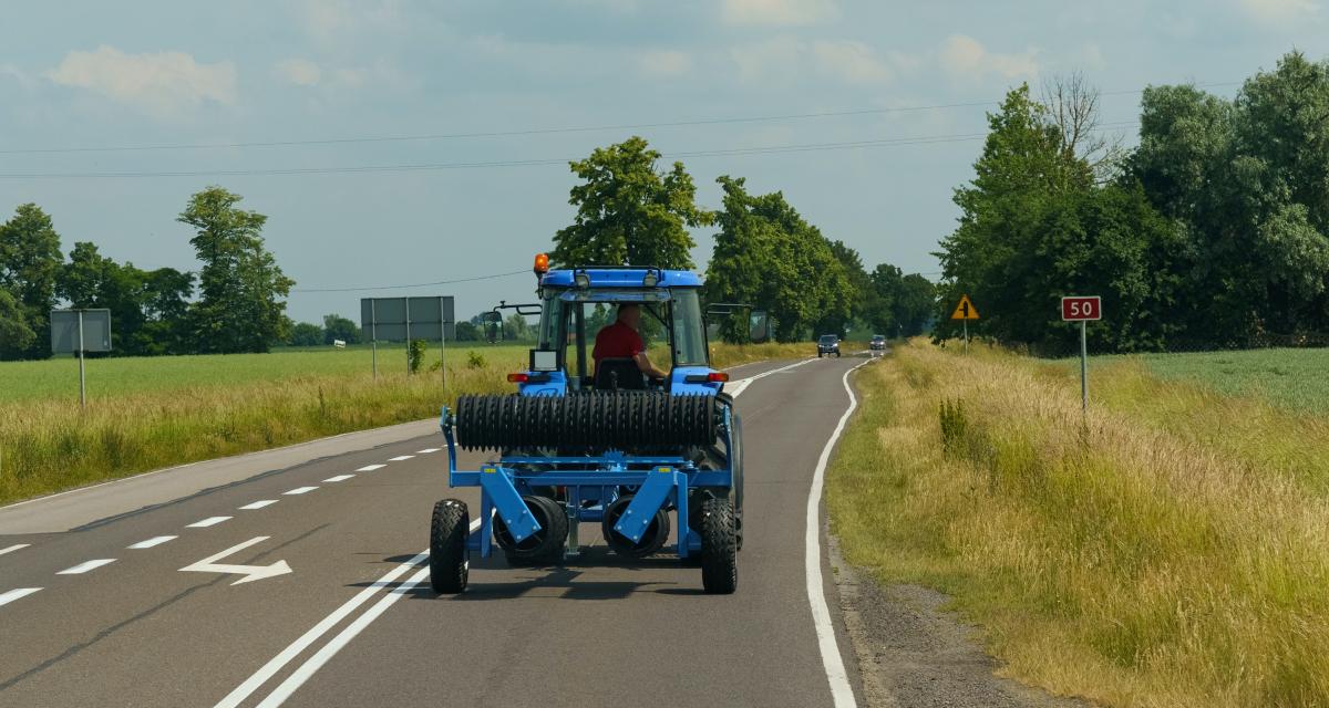 Arrêté pour utilisation du téléphone au volant de son tracteur, les gendarmes découvrent une quantité astronomique de cannabis dans le poids lourd